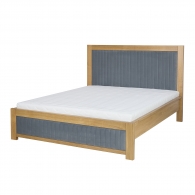 Dębowe łóżko z tapicerowanym zagłówkiem w pionowe panele - 5